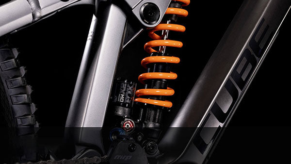 Detailaufnahme eines Cube-Mountainbike-Rahmens mit orangefarbener Dämpferfeder von Fox Factory.