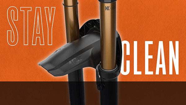 Fahrrad-Gabelschutz von FOX mit der Aufschrift "Stay Clean" für Offroad-Räder, optimiert für schlammige Bedingungen.