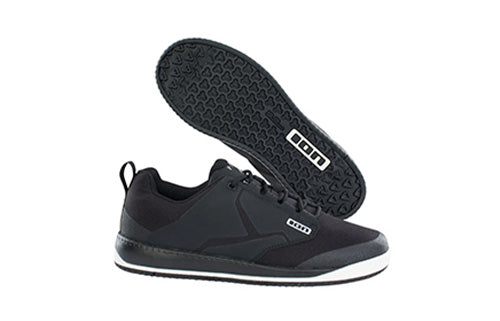 Schwarzer MTB-Flatschuhe von ION, Modell mit rutschfester Sohle und Schnürung, ideal für Mountainbiking.