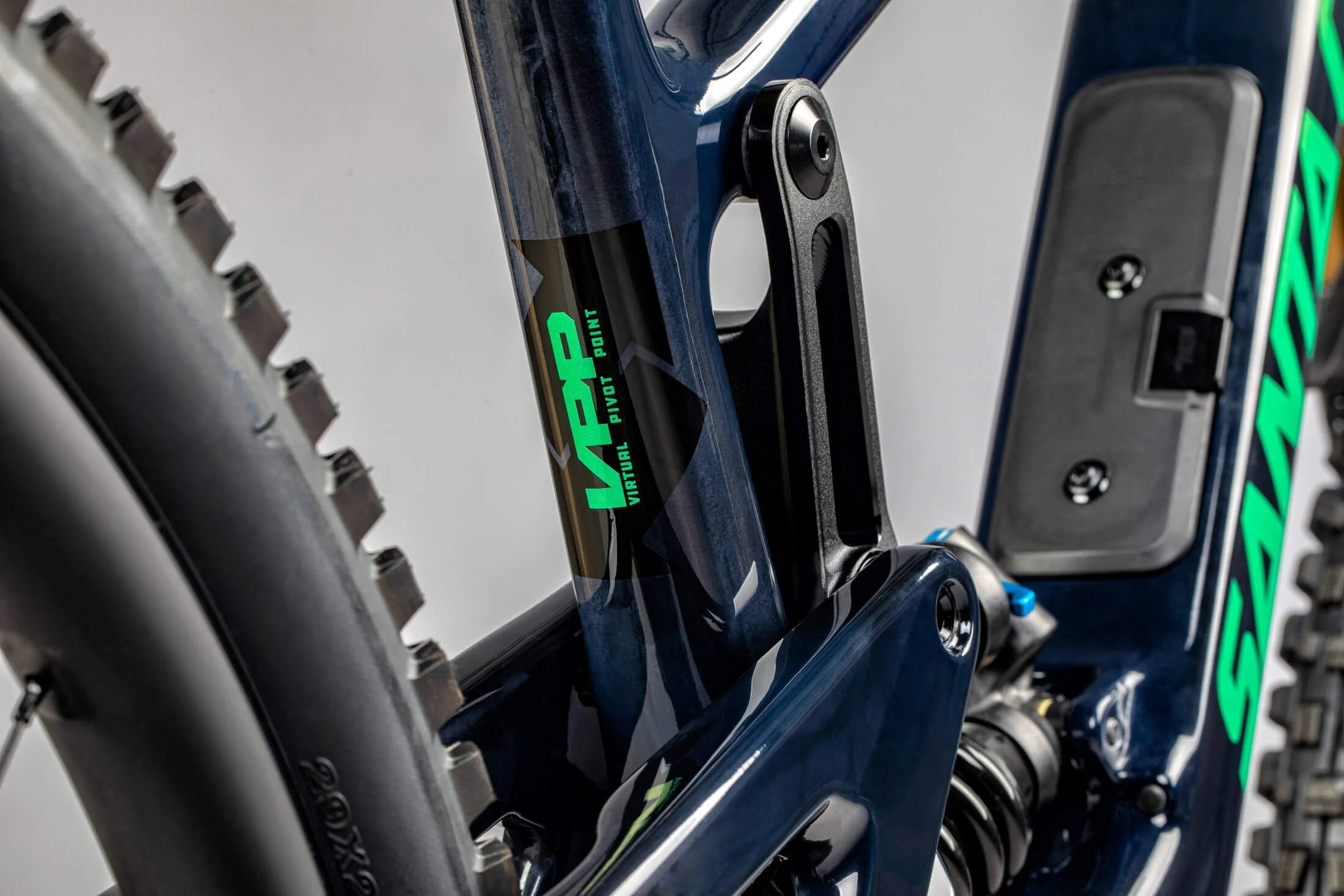 Nahaufnahme des Santa Cruz Megatower Rahmens mit VPP-Dämpfungssystem, ideal für anspruchsvolle Mountainbike-Touren.