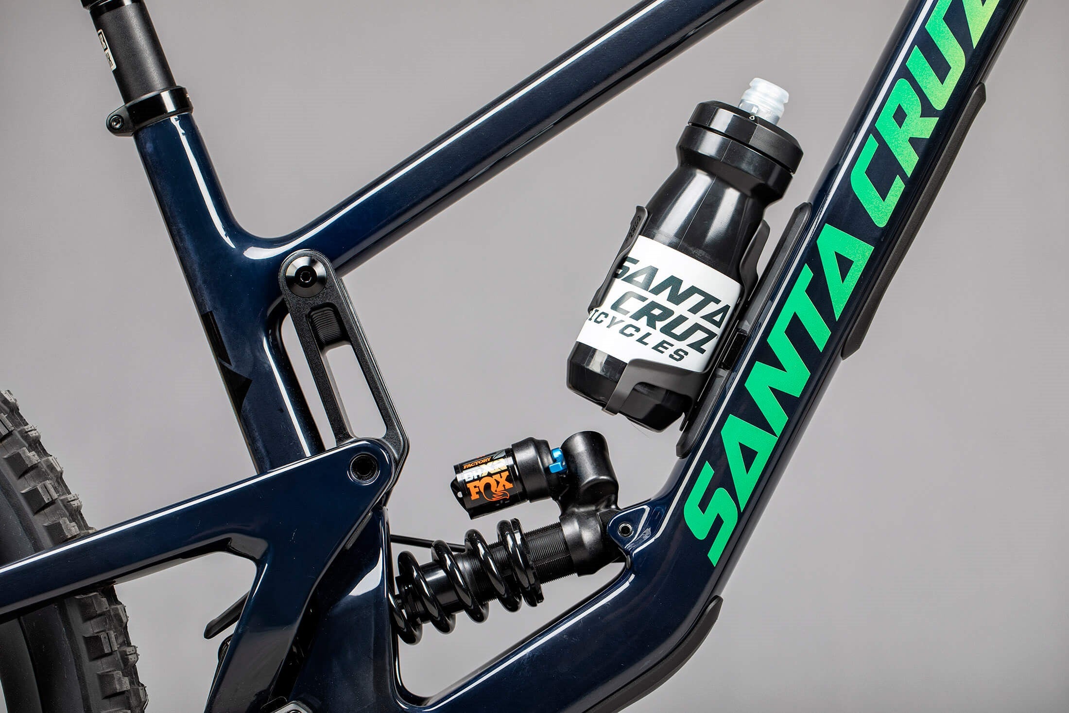 Santa Cruz Megatower Fahrradrahmen mit Dämpfer und Trinkflasche. Robuster Einsatz für Mountainbike-Enthusiasten.