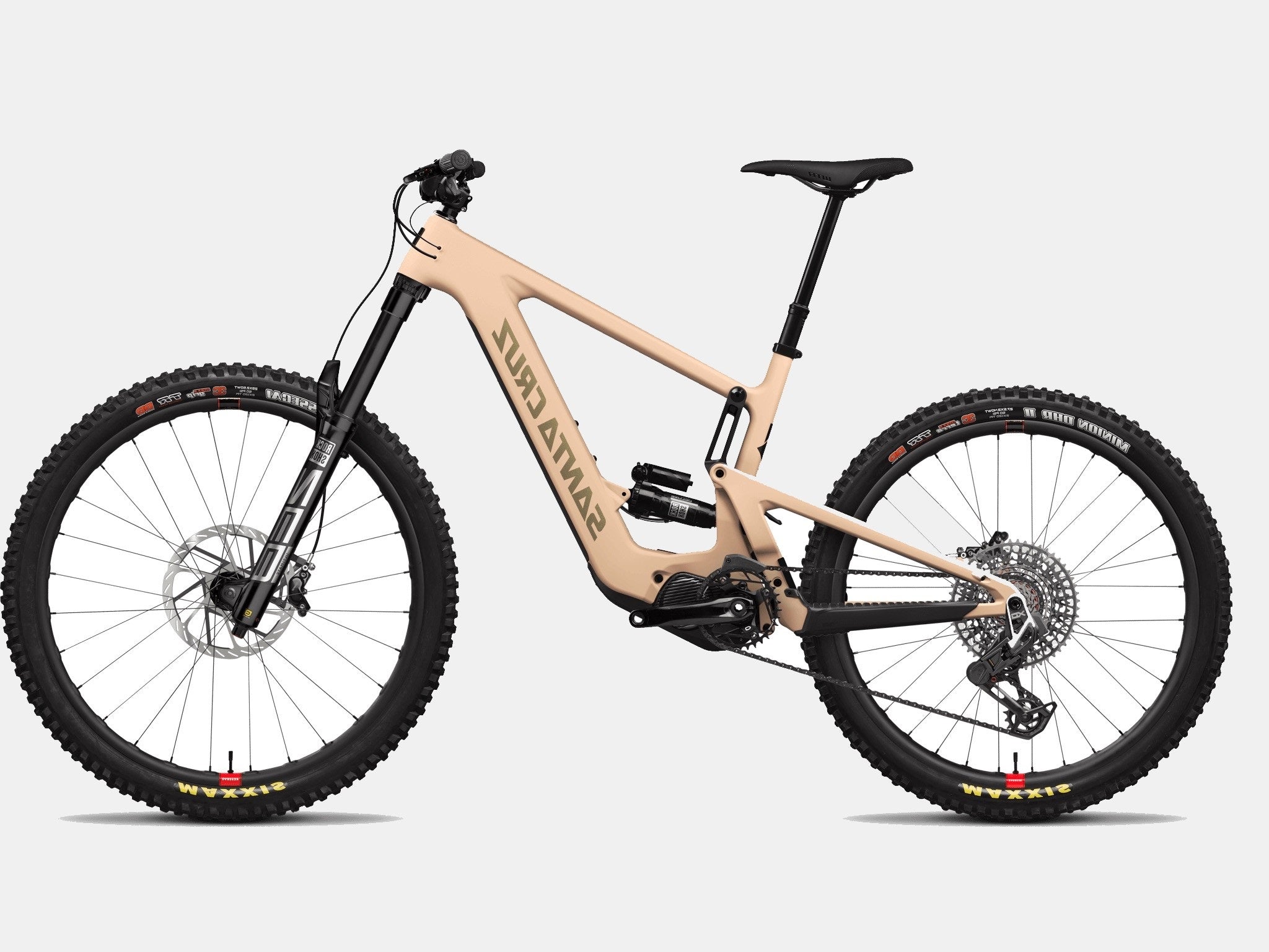 Santa Cruz E-Mountainbike in Beige mit schwarzer Gabel und Reifen; geeignet für Offroad-Abenteuer und Geländefahrten.
