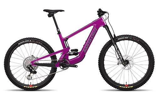 Lila Santa Cruz E-Mountainbike, robustes Design, geeignet für Offroad-Abenteuer, seitliches Profil.
