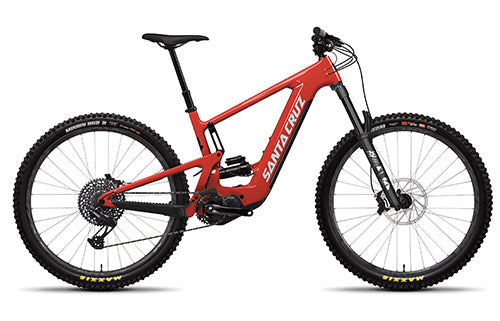 Rotes Santa Cruz Heckler E-Mountainbike, robustes Design, ideal für anspruchsvolle Offroad-Strecken.