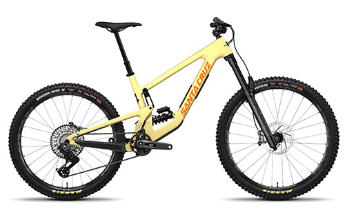 Gelbes Santa Cruz Nomad Mountainbike, geeignet für Offroad-Abenteuer, mit Federung und robustem Rahmen.