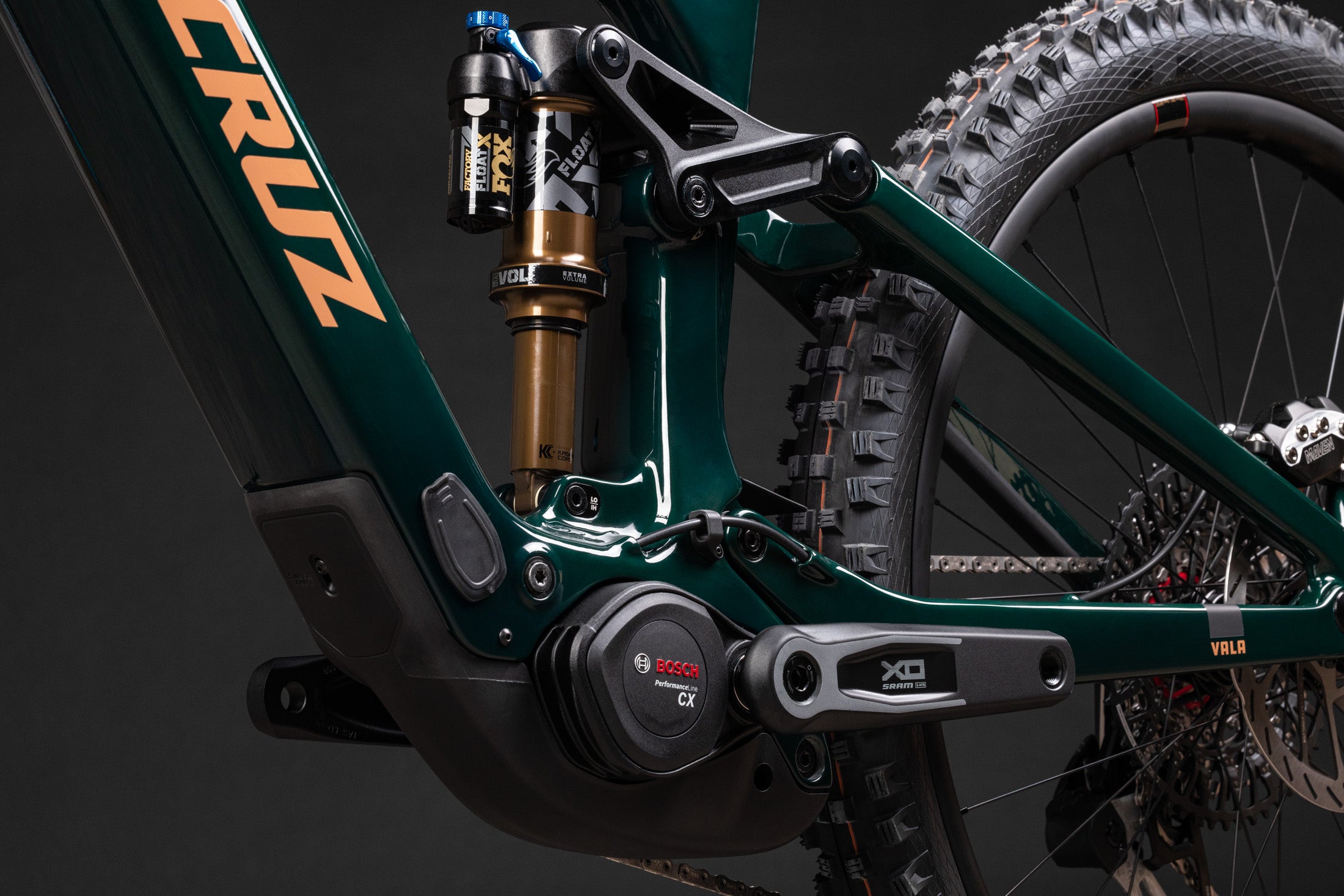 Santa Cruz Vala E-Mountainbike, Detailansicht des Rahmens mit Bosch CX Motor und Fox Float X Federung, geeignet für Offroad.