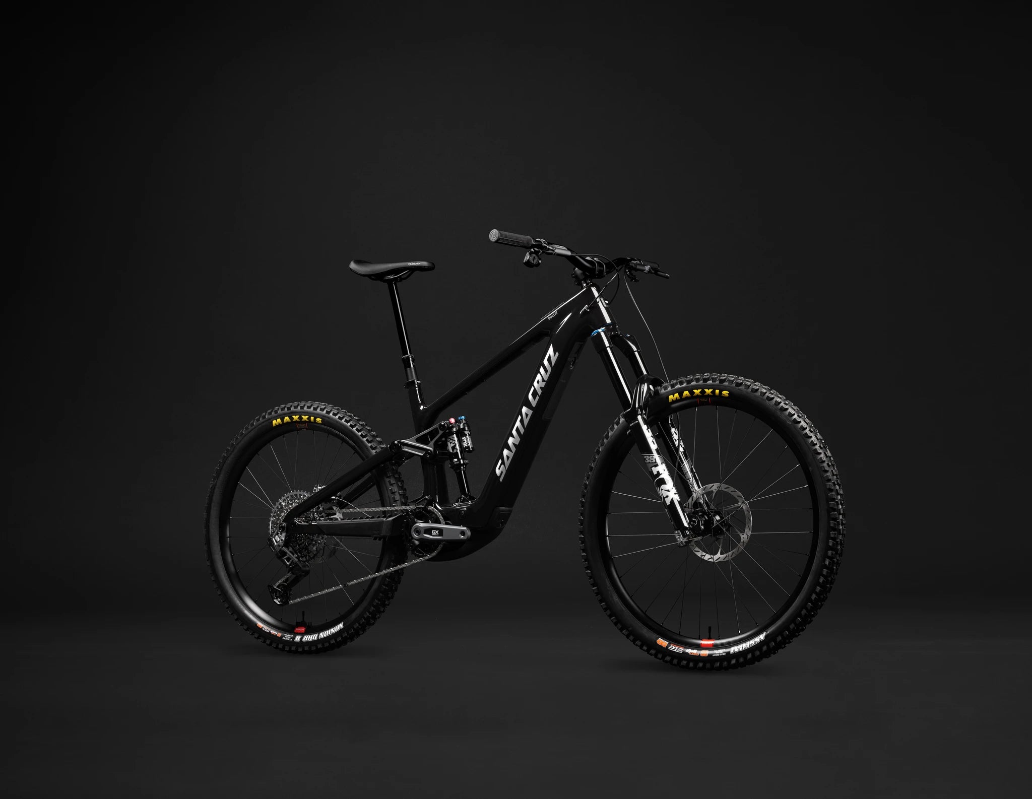 Schwarzes Santa Cruz Bullit E-Mountainbike auf schwarzem Hintergrund, robustes Design, ideal für anspruchsvolle Geländefahrten.