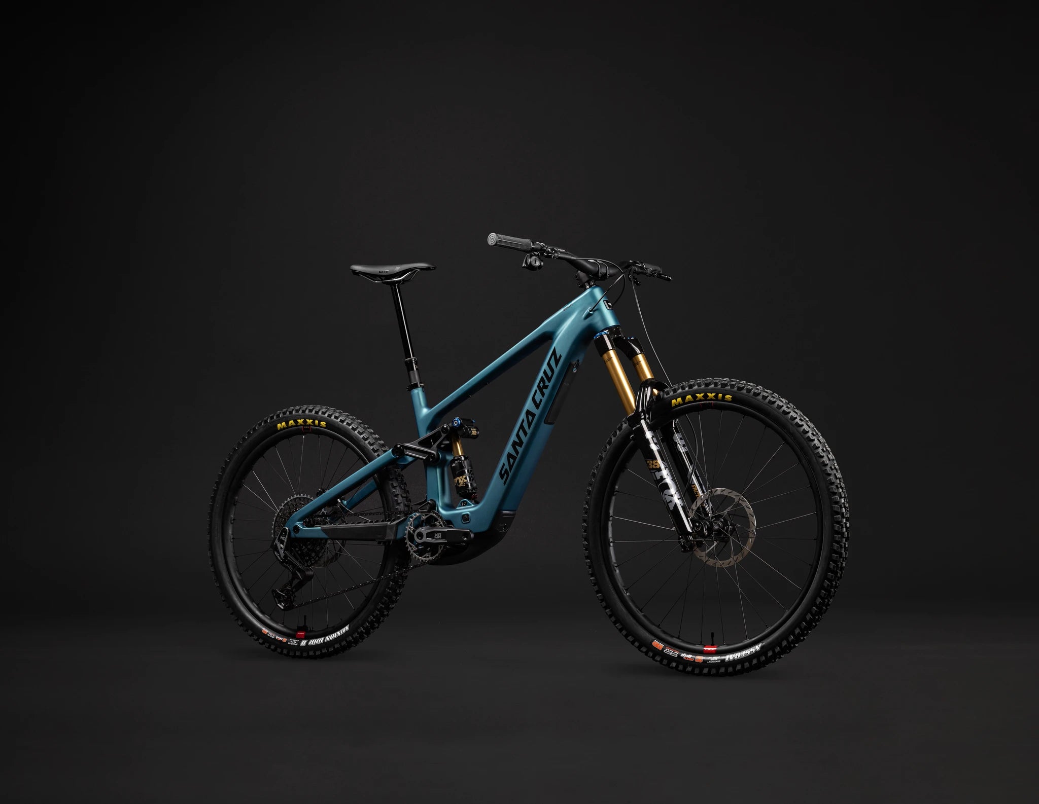 Santa Cruz Bullit E-Bike in Blau, Mountainbike für anspruchsvolle Trails, mit robusten Reifen und hochwertiger Federung.