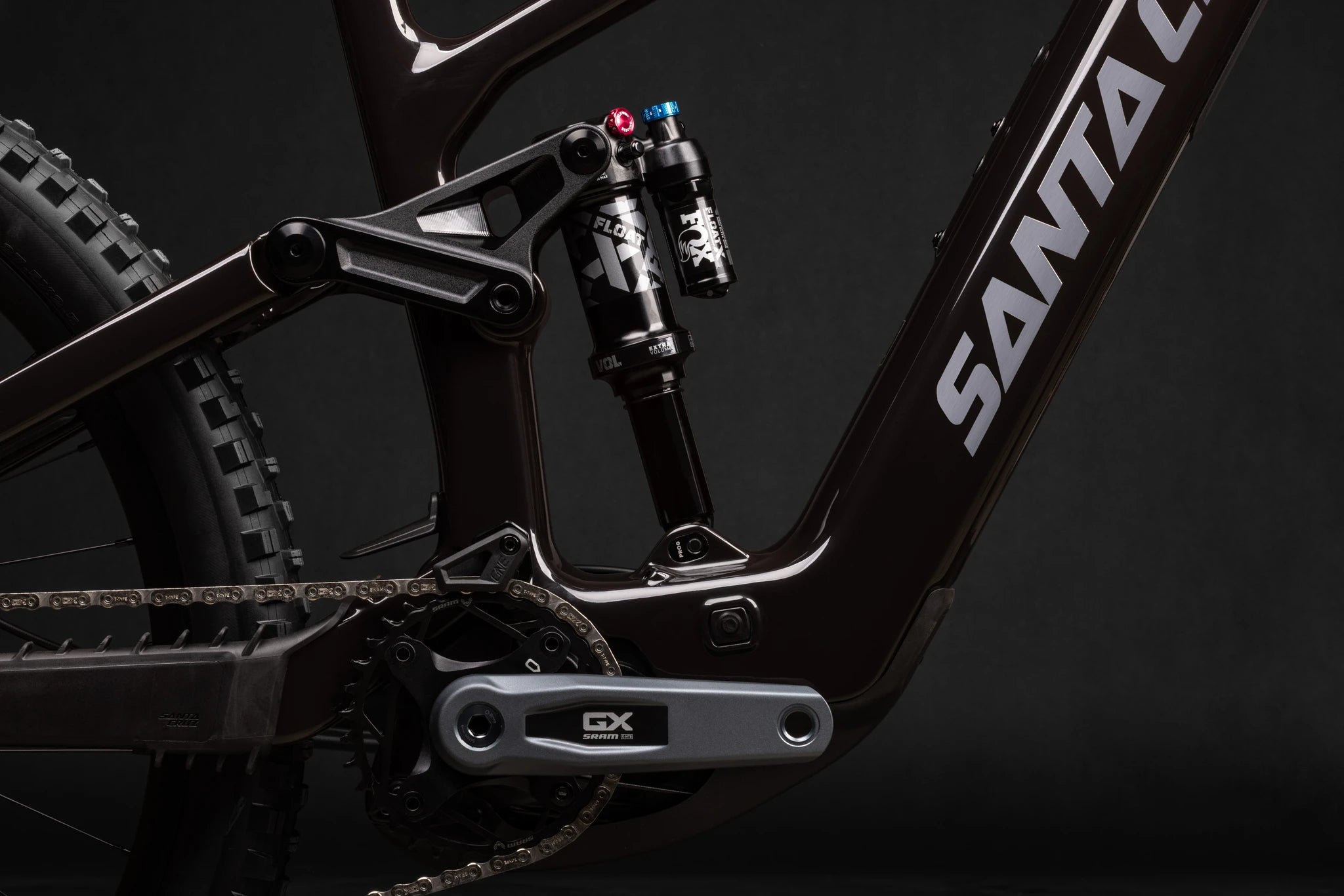 Santa Cruz Bullit E-Mountainbike Detailansicht: Rahmen, Dämpfer und Kurbel im Fokus. Ideal für Offroad-Fans.