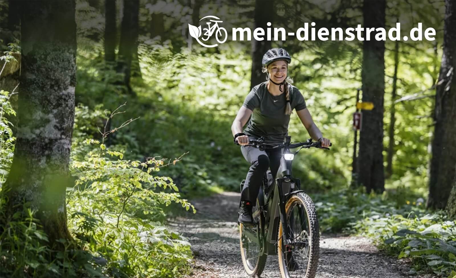Frau fährt in Wald auf E-Bike von mein-dienstrad.de, ideal für Freizeit und Naturfreunde.
