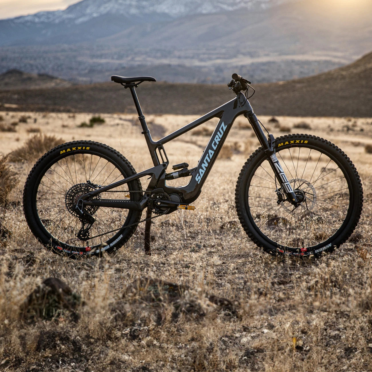 Santa Cruz Mountainbike in trockenem Gelände, ideal für Offroad-Touren. Perfekt für Abenteuer in bergiger Landschaft.
