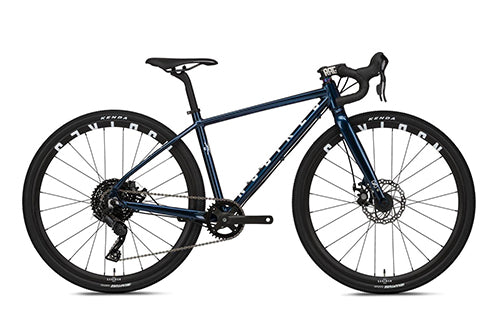 Blaues Gravelbike, NS Bikes Modell, geeignet für Offroad-Abenteuer, mit Scheibenbremsen und breiten Reifen.