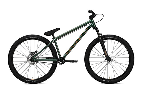 Grünes NS Bikes Metropolis Dirtjump-Rad, robustes Design, geeignet für Tricks und Sprünge, Zielgruppe: BMX-Enthusiasten.