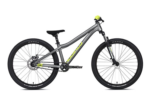 Graues NS Bikes Zircus Jump-Bike mit gelben Details, ideal für Freestyle und Dirt-Jumps, robuste Bauweise.