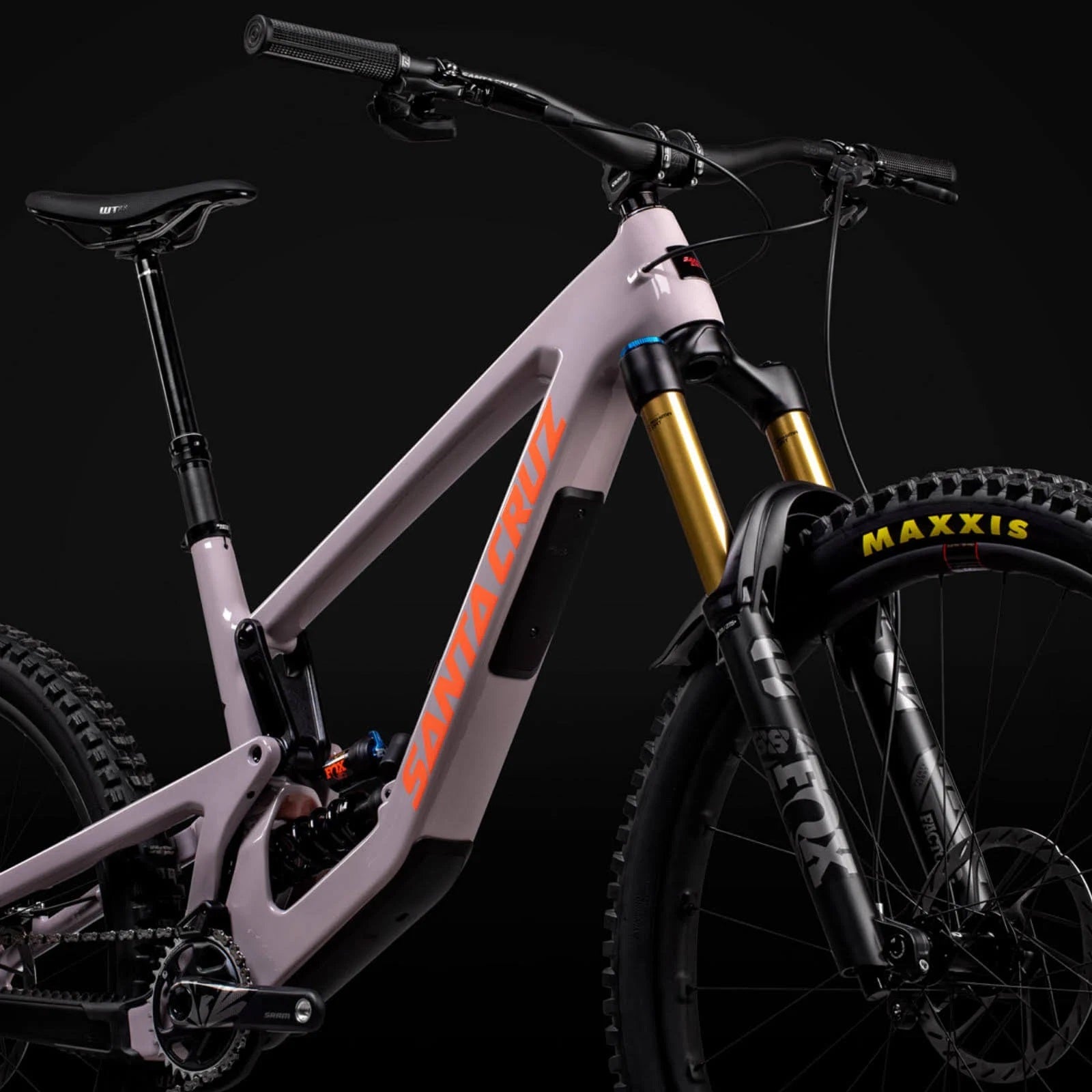 Santa Cruz Nomad Mountainbike, lila Rahmen, robuste Federgabel, Maxxis-Reifen, ideal für Offroad-Abenteuer.