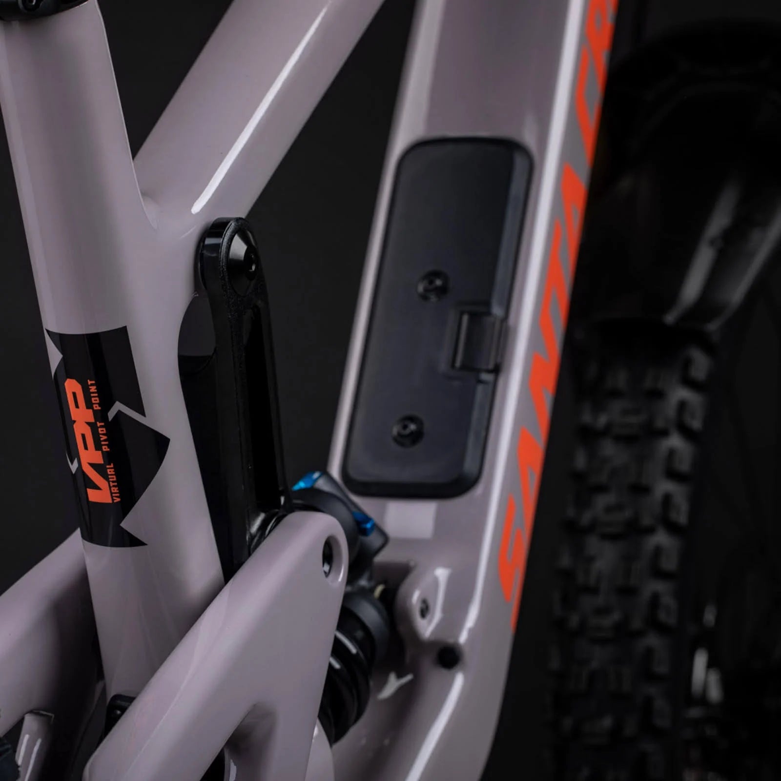 Santa Cruz Nomad Fahrradrahmen in Nahaufnahme, mit Aufschrift und VPP-Aufhängung. Ideal für Mountainbike-Enthusiasten.