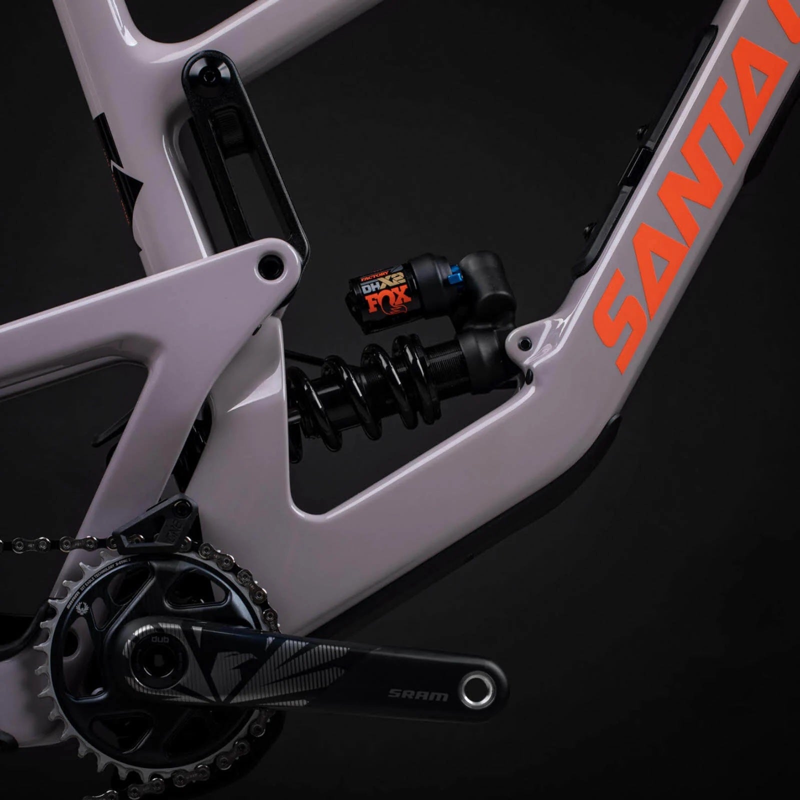 Santa Cruz Nomad Fahrradrahmen mit Fox Dämpfer und SRAM Kurbel, geeignet für Mountainbiken, Nahaufnahme.