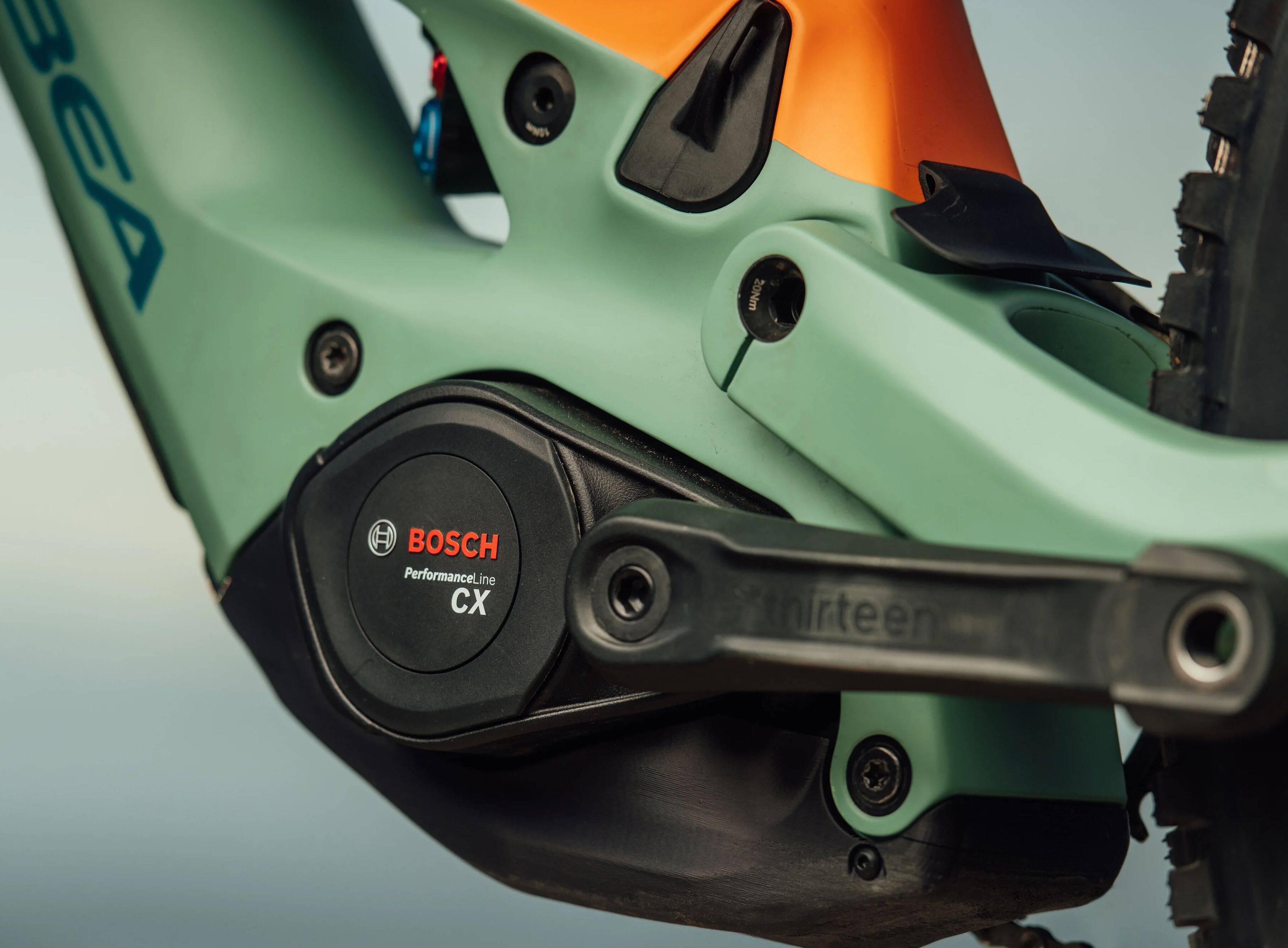 Nahaufnahme eines Bosch Performance Line CX Motors, montiert in einem Orbea Wild E-Mountainbike, für Gelände.