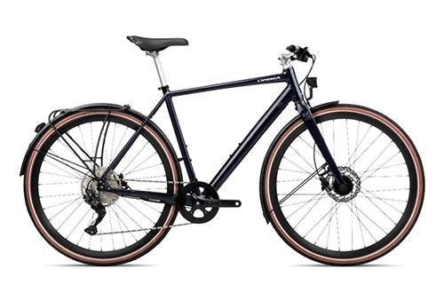 Schwarzes Orbea Carpe Fahrrad mit Gangschaltung und Scheibenbremsen, geeignet für Stadtfahrten.