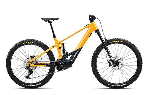 Gelbes Orbea E-Mountainbike mit schwarzem Rahmen und breiten Reifen, geeignet für Offroad-Fahrten.