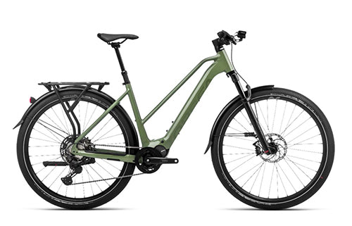 Grünes Orbea E-Trekking e-Bike mit tiefem Einstieg, Gepäckträger und Scheibenbremsen, ideal für Stadt- und Tourenfahrten.