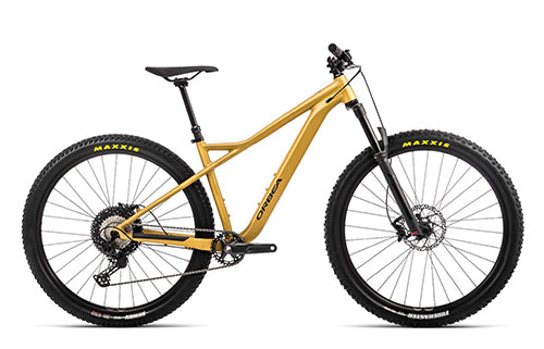 Gelbes Orbea Laufey Mountainbike mit robustem Rahmen, breiten Reifen und Scheibenbremsen, ideal für Geländefahrten.