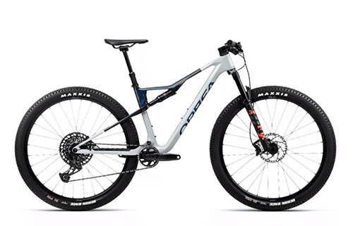 Hochwertiges Mountainbike Orbea Oiz in silber-blau, vollgefedert, für Gelände- und Offroad-Fahrten, 29-Zoll-Räder.