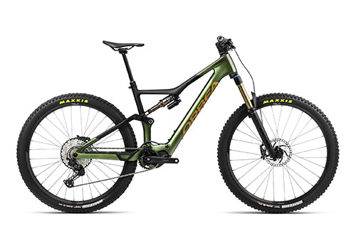 Elektrisches Mountainbike Orbea Rise, grün-schwarz, mit Maxxis-Reifen, für Offroad-Abenteuer und sportliche Fahrer.