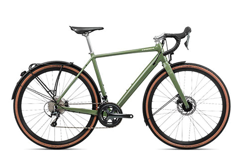 Grünes Orbea Vector Fahrrad mit schwarzem Sattel, braunen Reifenrändern und Schutzblechen, geeignet für Stadtfahrten.