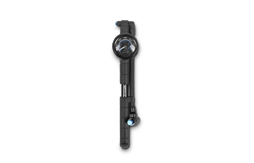 Schwarze Fahrradpumpe mit Manometer für präzises Aufpumpen, kompakt und tragbar, ideal für Radfahrer unterwegs.