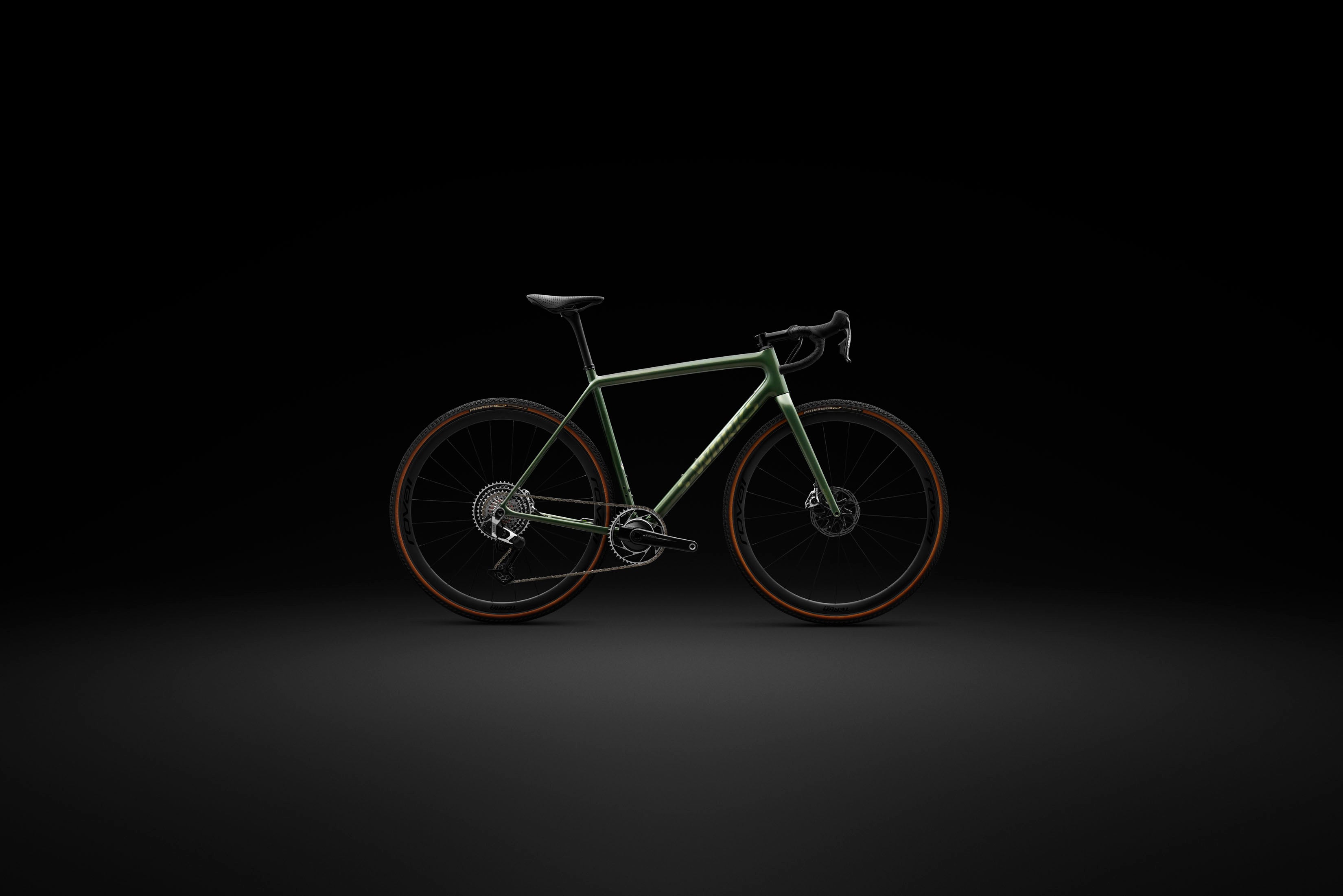 Grünes Specialized Crux Gravelbike mit Scheibenbremsen auf schwarzem Hintergrund, ideal für Gelände und Straße.