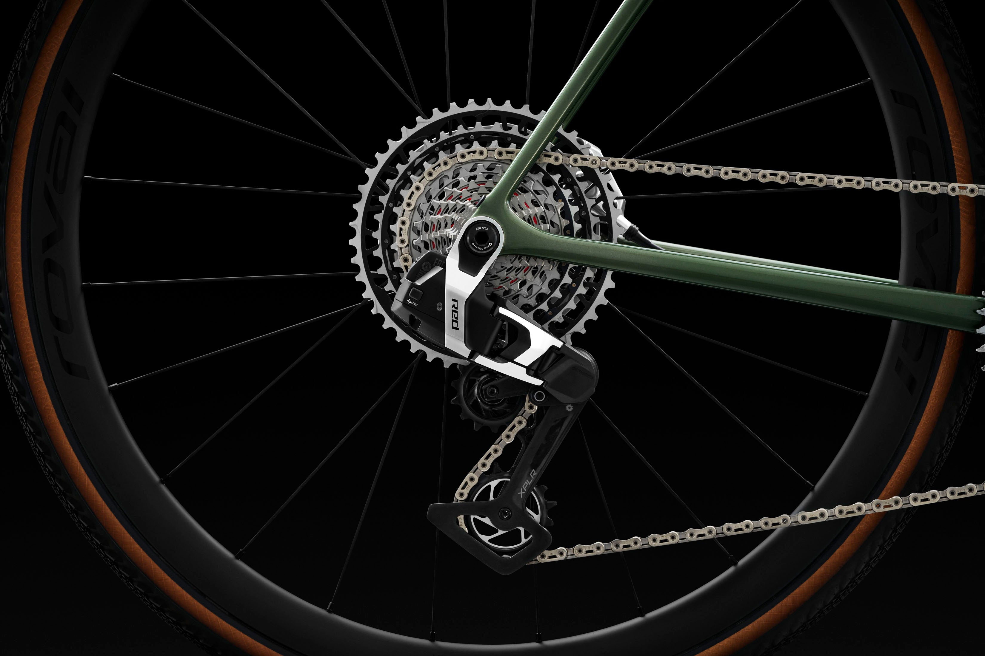 Nahaufnahme eines Fahrrad-Antriebsstrangs, spezialisierter Crux, SRAM RED-Schaltwerk, Roval-Laufrad, geeignet für Rennen.