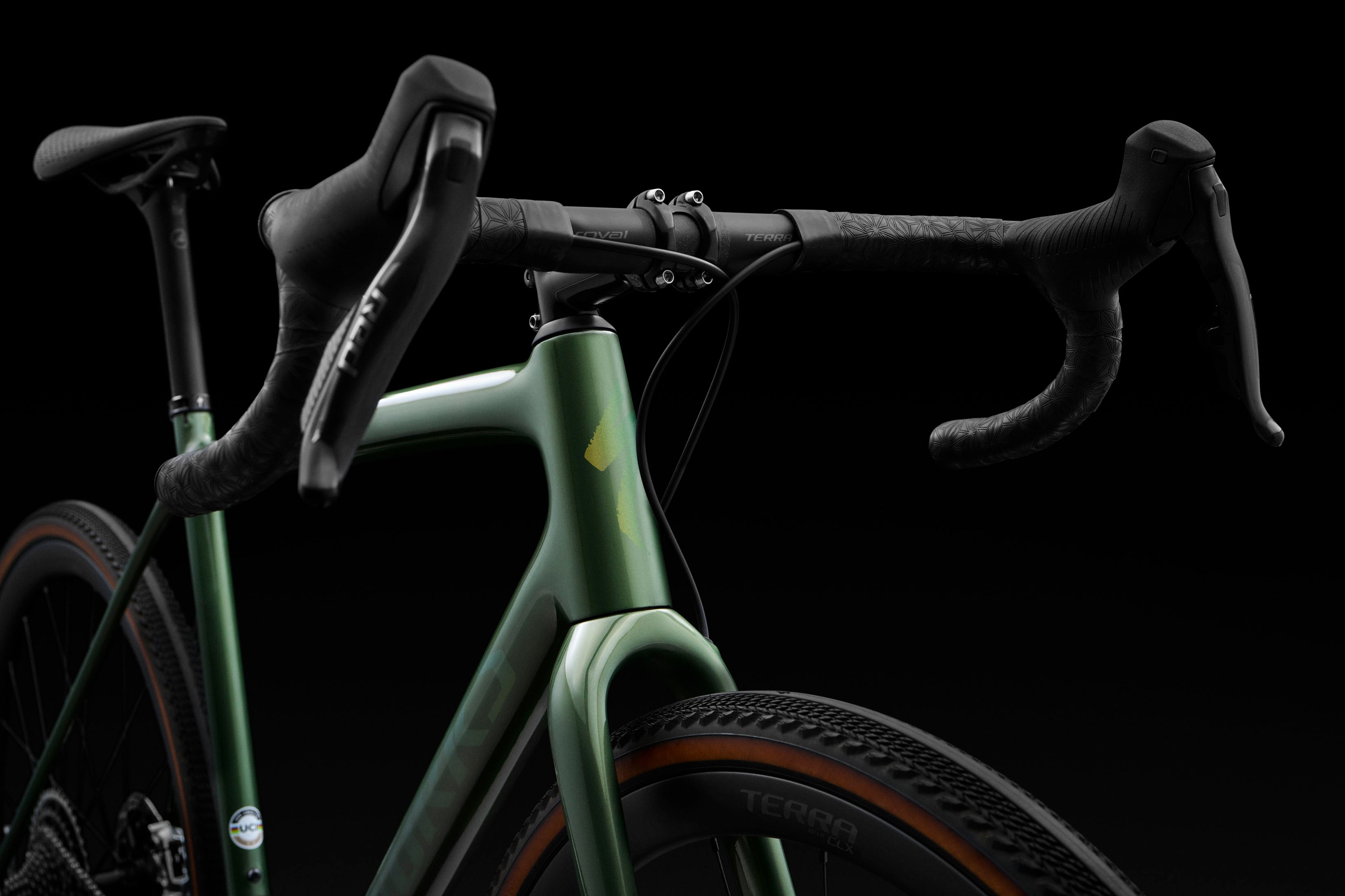 Grünes Specialized Crux Rennrad mit Rennlenker und grobstolligen Reifen auf schwarzem Hintergrund, ideal für Gravel-Fahrten.