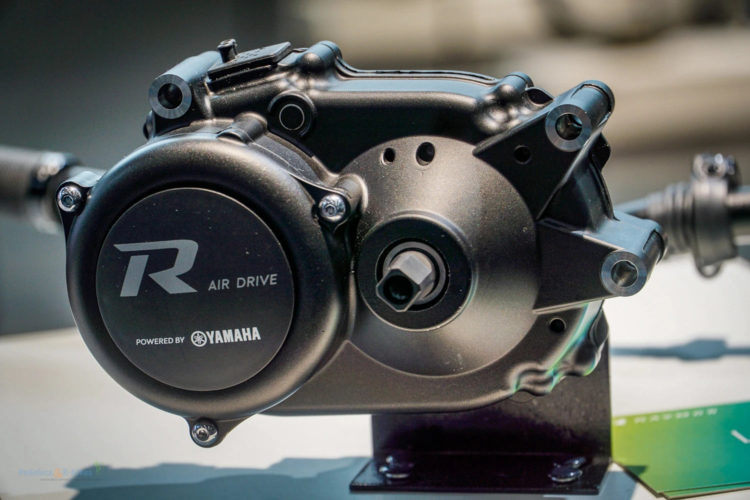 Schwarzer E-Bike-Motor von Yamaha, Modell Air Drive, geeignet für verschiedene E-Bike-Modelle, Nahaufnahme.