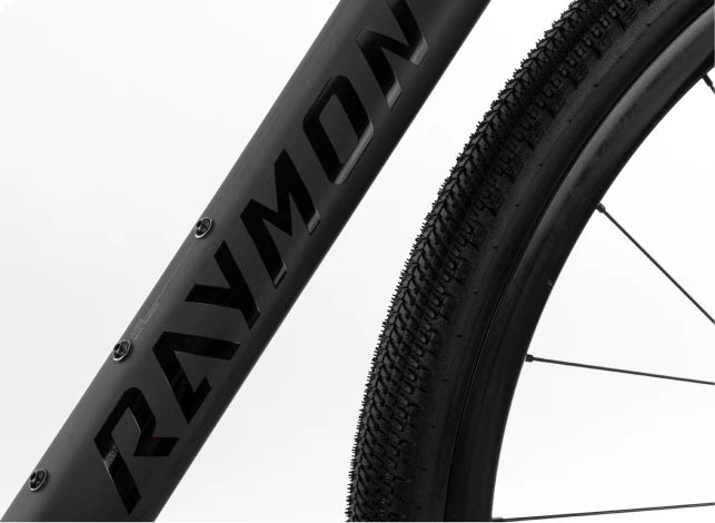 Schwarzes Raymon Soreno Fahrrad, Nahaufnahme vom Rahmen und Reifen, geeignet für Rennrad-Enthusiasten.