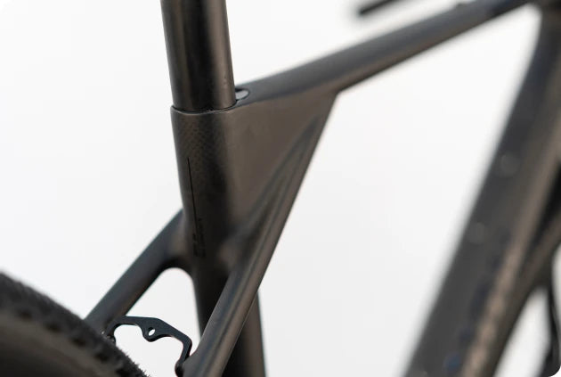 Nahaufnahme eines Fahrradrahmens, vermutlich Modell Raymon Soreno, aus Carbon für anspruchsvolle Radfahrer geeignet.