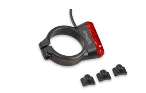 Fahrradrücklicht Lupine mit Halterung und Zubehörteilen, geeignet zur sicheren Beleuchtung im Straßenverkehr.