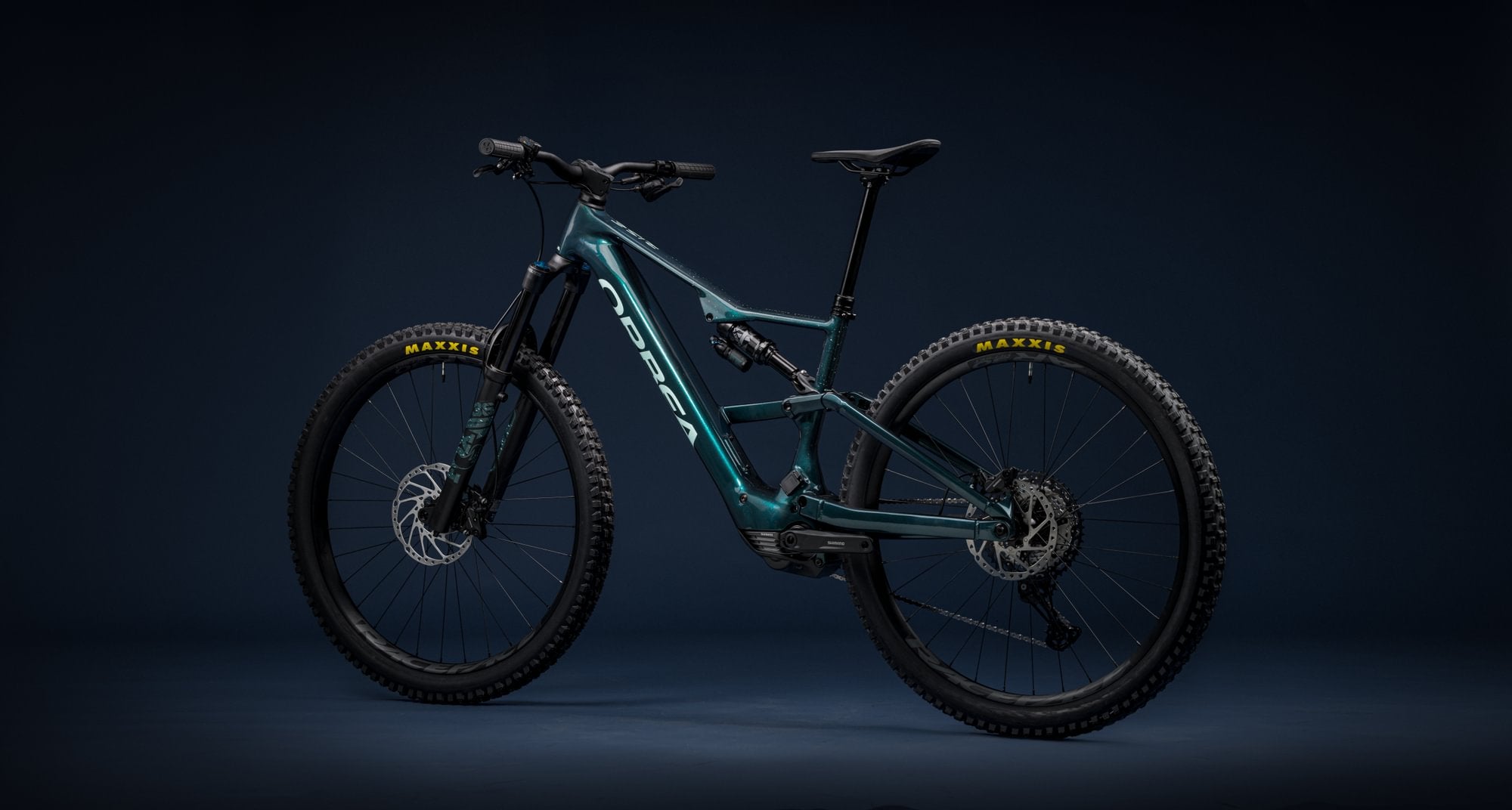 Elektrisches Mountainbike Orbea Rise, dunkelblau, robustes Design, geeignet für anspruchsvolle Geländefahrten.