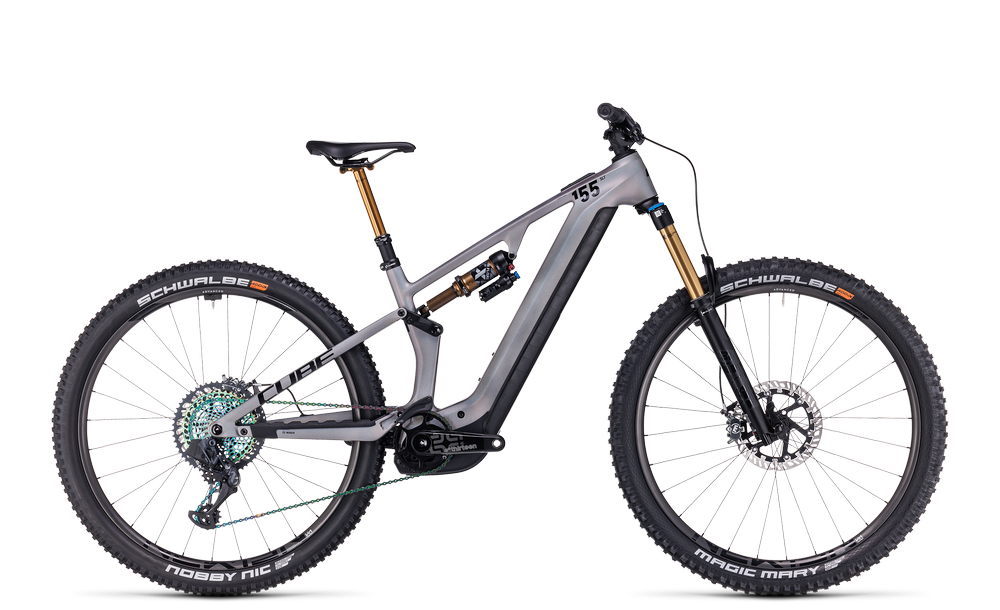 Cube Stereo Hybrid, graues E-Mountainbike mit dicken Reifen, ausgelegt für Offroad-Abenteuer, sportliches Design.