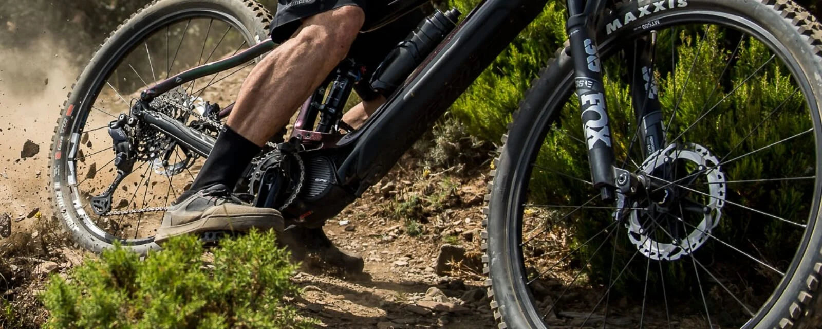 Mountainbike im Gelände mit Shimano-Komponenten, FOX-Federung, MAXXIS-Reifen; ideal für Offroad-Abenteuer.