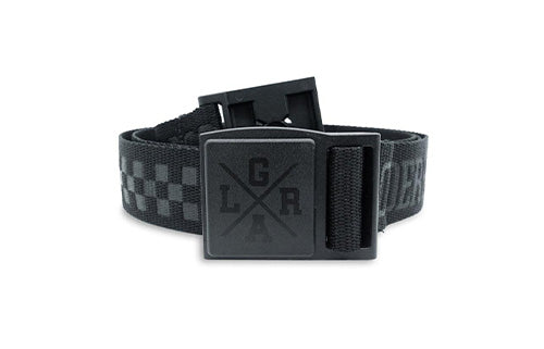 Schwarzer Gürtel mit Schnalle und Logo, kariertes Muster, unisex Design für Alltagskleidung.