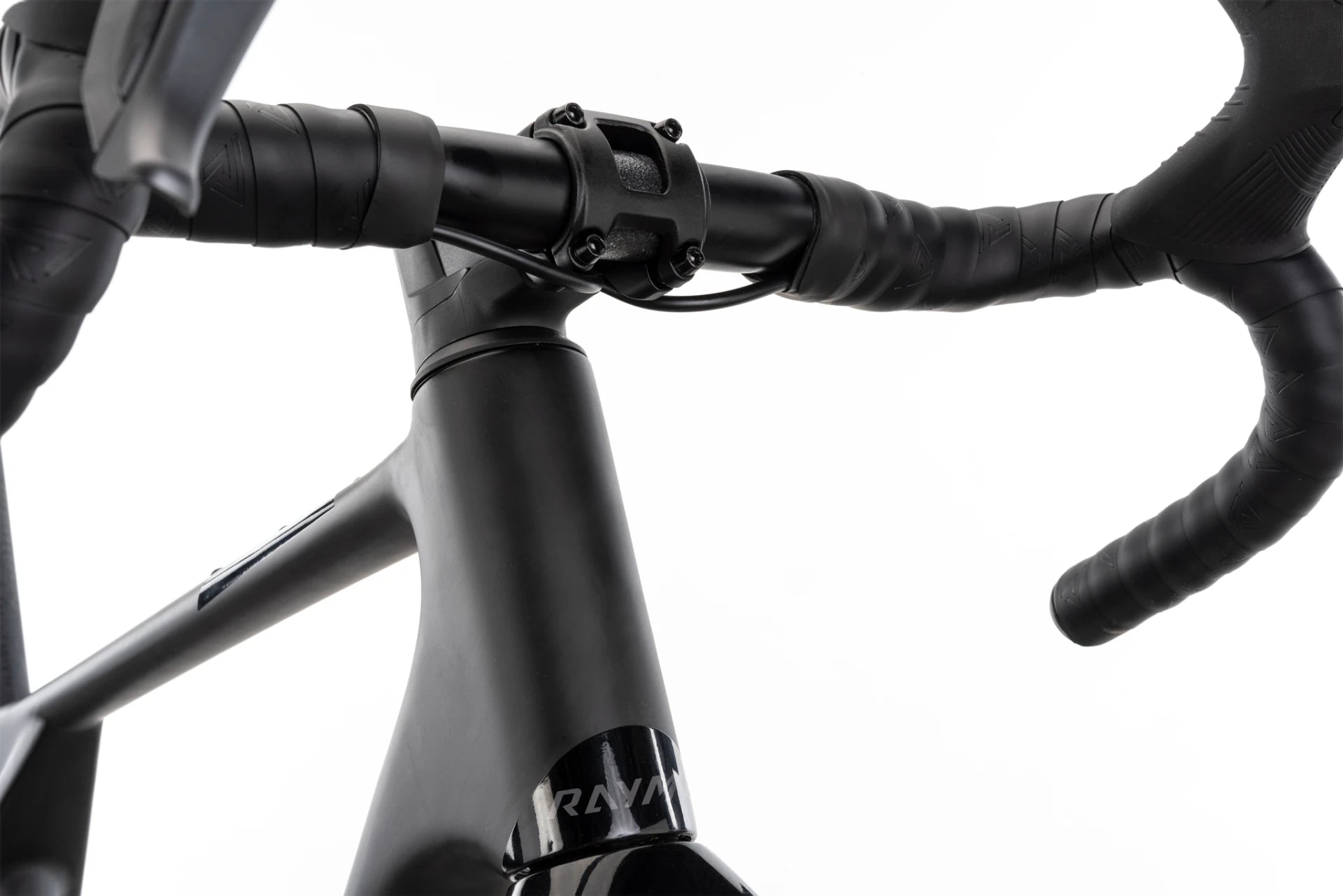 Rennradlenker und Rahmen eines Raymon Soreno Fahrrads in Nahaufnahme, geeignet für Radsportbegeisterte.