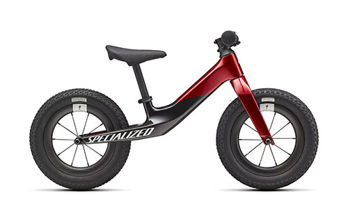 Laufrad für Kinder von Specialized in Rot und Schwarz mit großen Reifen, Modell für Balance-Training.