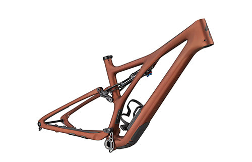 Rostbrauner Specialized Mountainbike-Rahmen, vollgefedert, für den Geländeeinsatz geeignet, ohne Anbauten.
