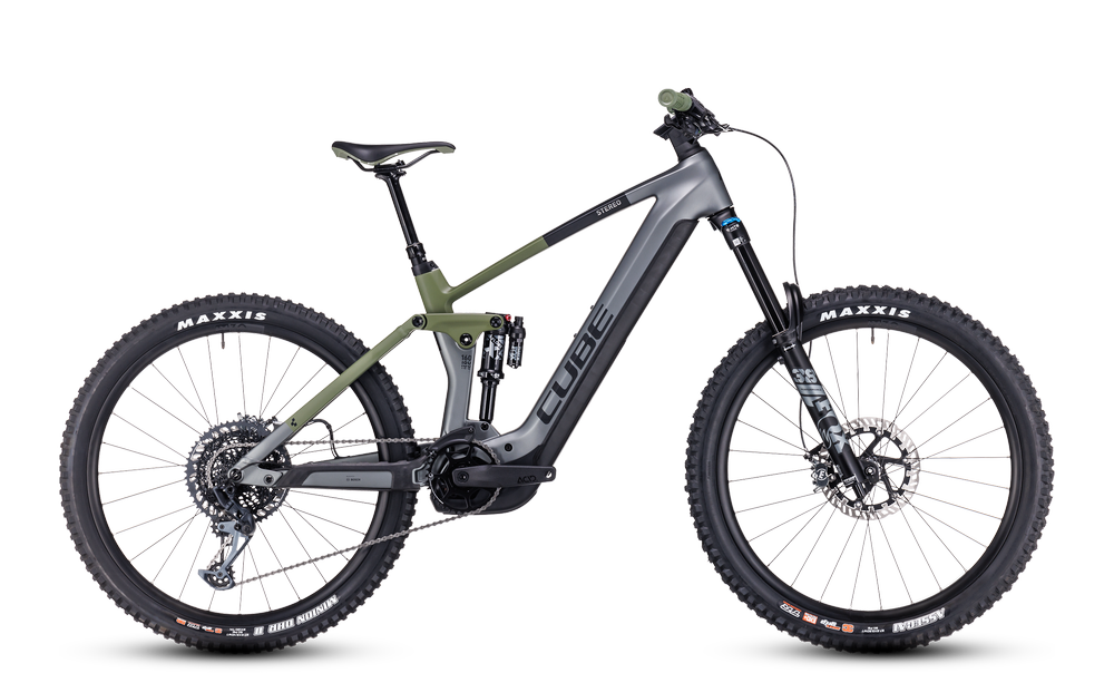 Cube Stereo Hybrid 160 E-Mountainbike in Grau und Grün, für Gelände und Abfahrten, mit Maxxis-Reifen.