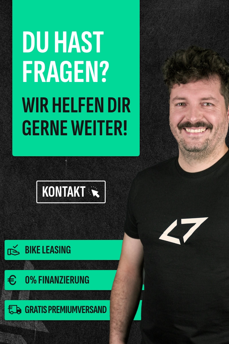 Mann im T-Shirt mit Logo und Text: "Du hast Fragen? Wir helfen dir gerne weiter!" Angebote: Bike Leasing, 0% Finanzierung.