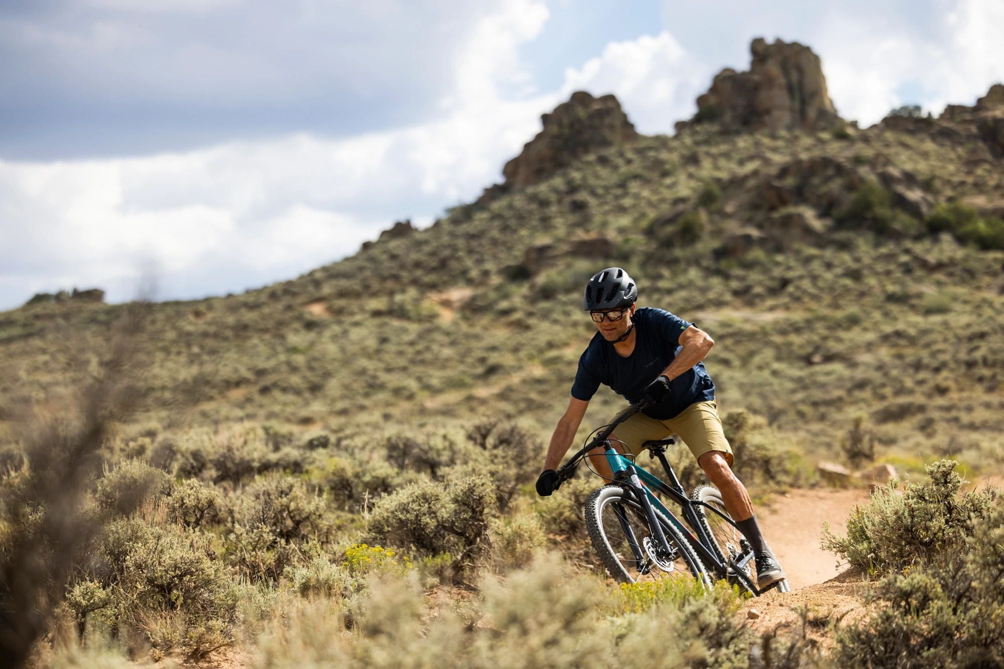 Radfahrer auf Trek Marlin Mountainbike in felsiger Wüstenlandschaft. Perfekt für Offroad-Abenteuer.