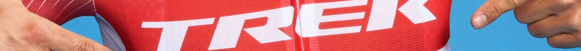 Rotes Fahrradtrikot der Marke Trek mit weißem Logo auf der Brust, ideal für Radfahrer.