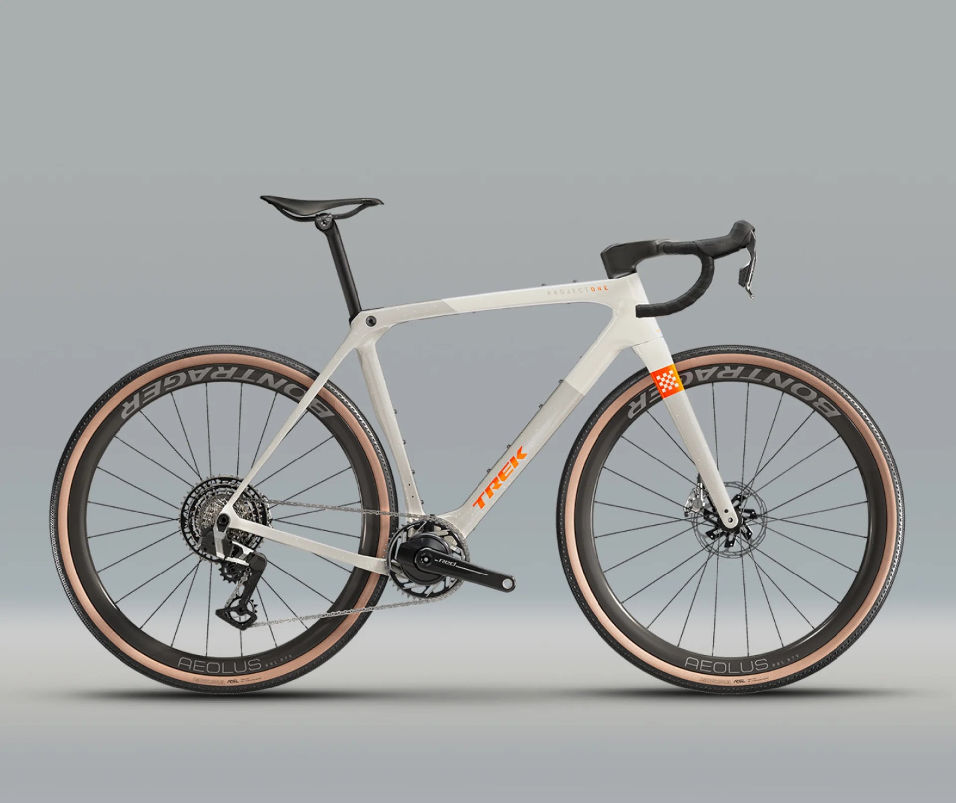 Weißes Trek-Rennrad mit Scheibenbremsen und Bontrager-Rädern, geeignet für sportliche Fahrer.