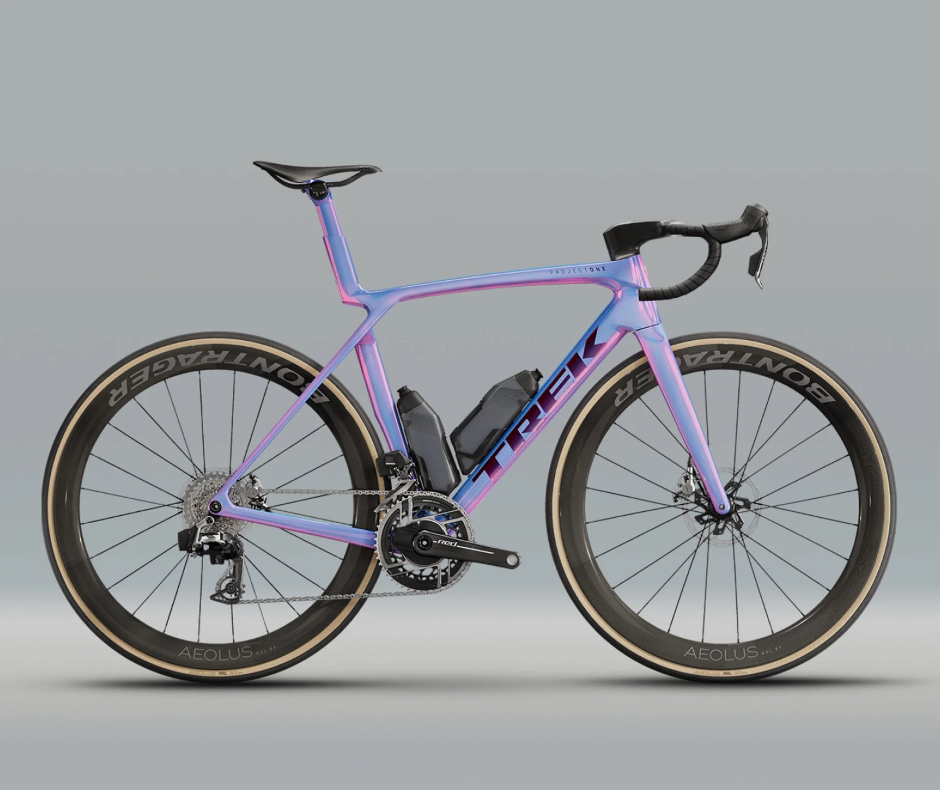 Rennrad von Trek, Modell Madone SLR, in schillerndem Blau und Rosa mit Bontrager-Rädern, seitlich fotografiert.